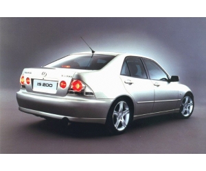    Lexus IS 200