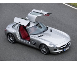 Спортивный автомобиль Mercedes-Benz SLS AMG появится в продаже весной 