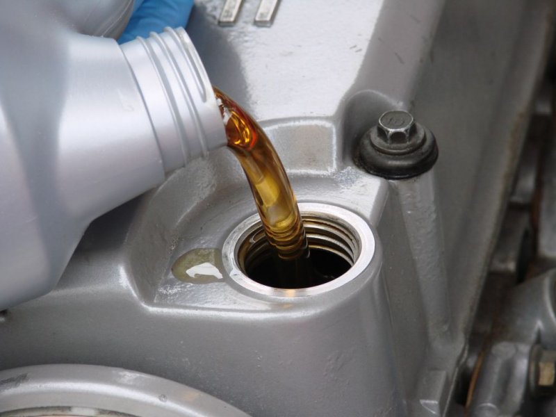  масло нужно заливать в двигатель авто зимой?