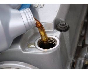 Какое масло нужно заливать в двигатель авто зимой?
