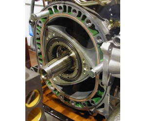 Двухсекционный роторно-поршневой двигатель ванкеля