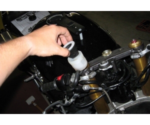 Как поменять тормозную жидкость в автомобиле