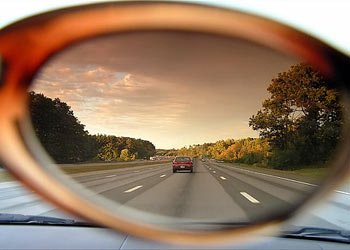 Очки или линзы: что выбрать водителю с плохим зрением