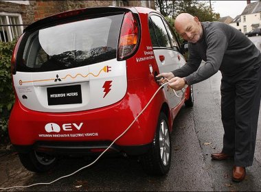 Как правильно зарядить электромобиль
