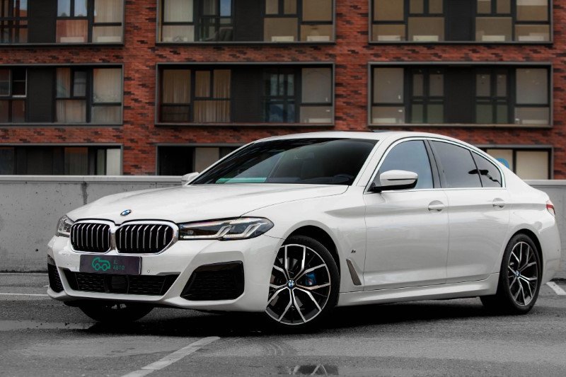  BMW 530i xDrive G30: - -    